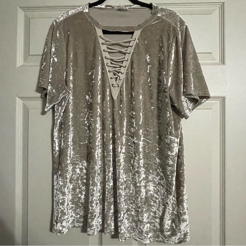 Entro Velvet Lace Vneck